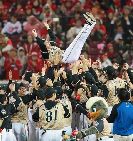 日本ハムが10年ぶりの日本一！ 栗山監督、目を潤ませ「選手を褒めて