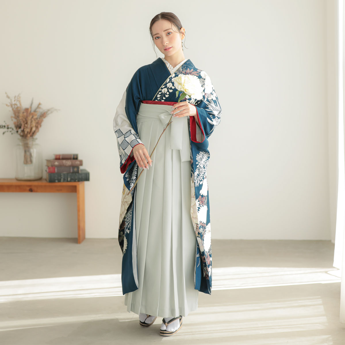 振袖袴： R2114 鉄紺 菊牡丹に笹│ 袴レンタル │ 京都着物レンタル夢館