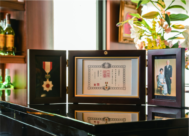 三つ折り勲記・勲章・勲章ケース額 MS-9 MS-8 (菊紋入り)｜東京叙勲