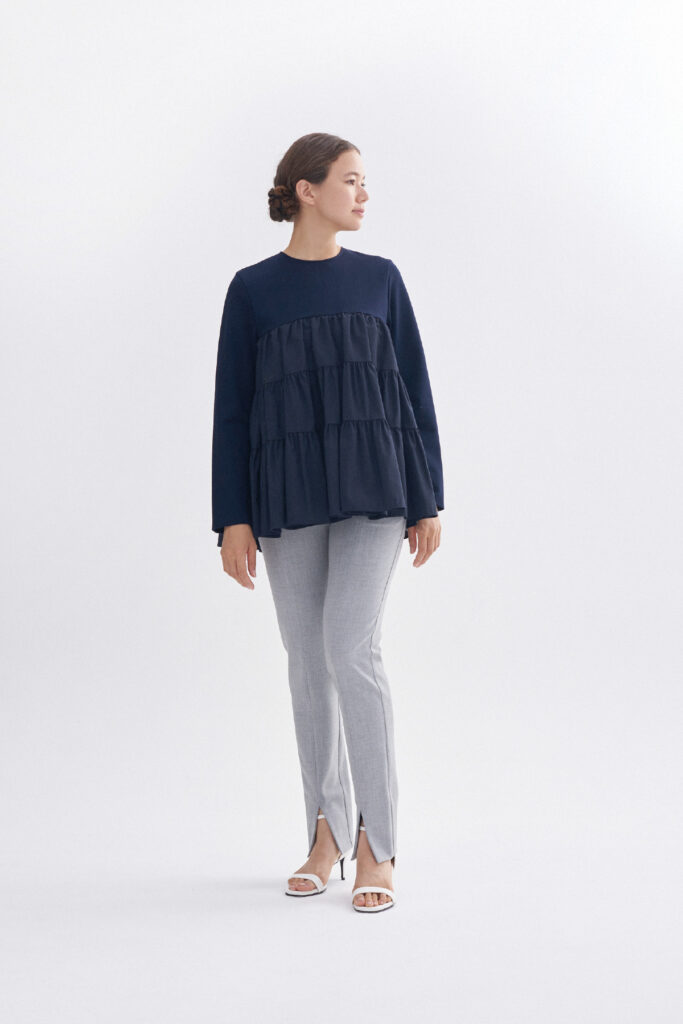 新品未使用 yori フラットカラーティアードブラウス ネイビー ショップ