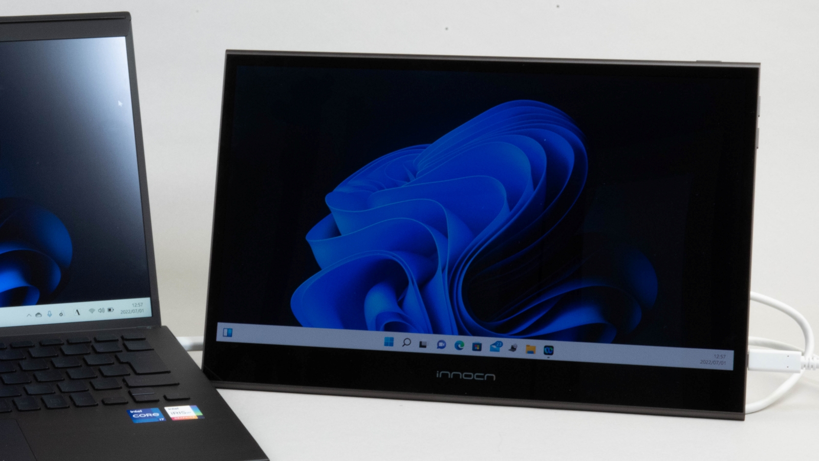 モバイルモニターなのに有機EL採用、縦置き可能で便利な中国INNOCN