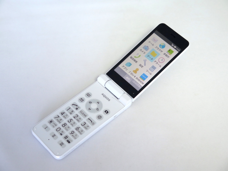 テザリング対応で2台持ちにも便利！SIMフリーのケータイ「AQUOS