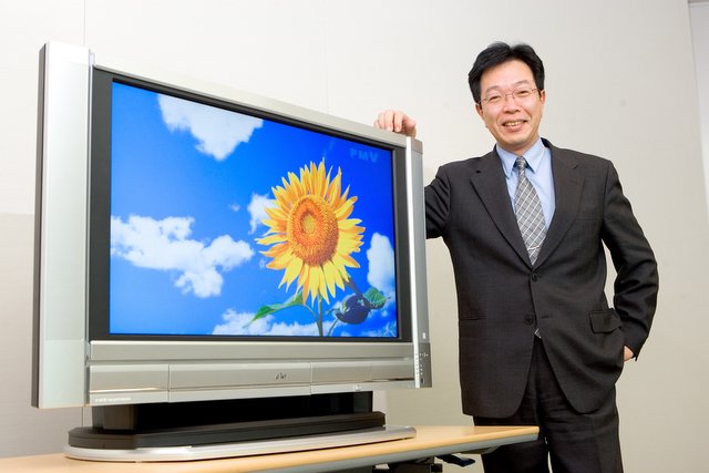 なぜ、パソコンに「37インチ液晶」なのか？ --富士通の齋藤邦彰