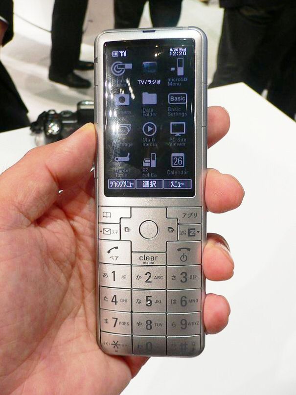 KDDIが新デザイン携帯，有機EL採用の「INFOBAR 2」発表 | 日経クロス