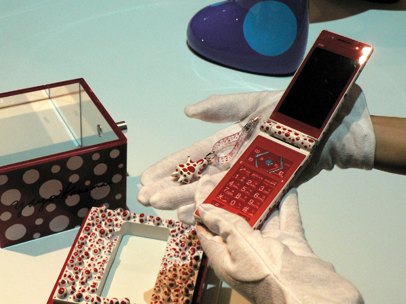 KDDIがデザイン重視の携帯「iida」を発売，草間彌生氏などを起用し100