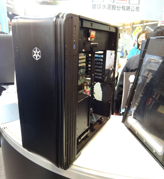 SilverStone、小型microATX対応PCケースなどを展示 | 日経クロステック