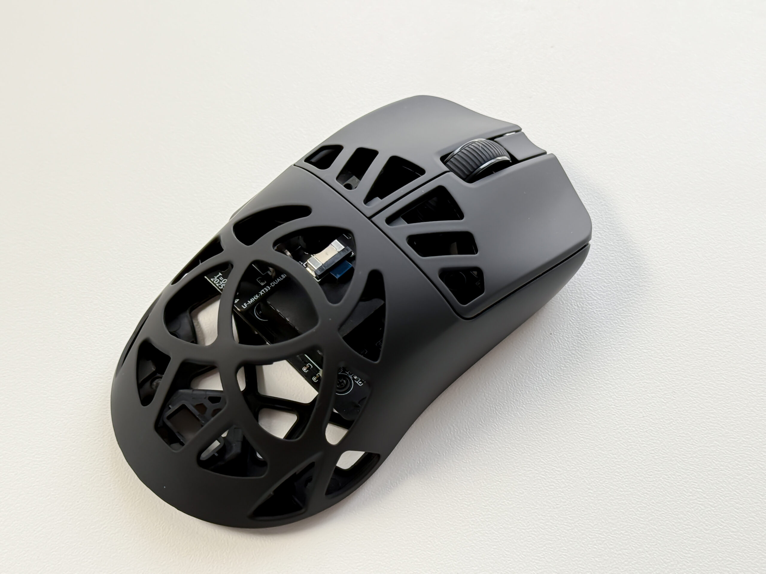 重量わずか50g】カーボンファイバー製ゲーミングマウス！EPOMAKER