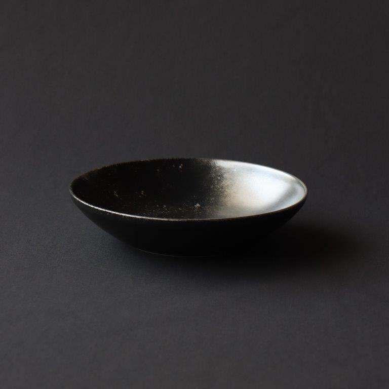 黒マットと銀彩が魅せる大人の表情の浅鉢 | 有田焼 銀河 frame bowl