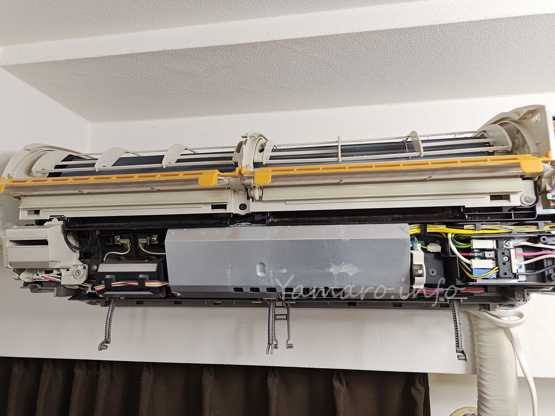 あまりにエアコンがカビだらけなので徹夜で分解して洗浄した【オススメ