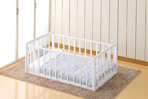 ベビーベッドかサークルか…おふとんサークルという 解決策｜ベビー