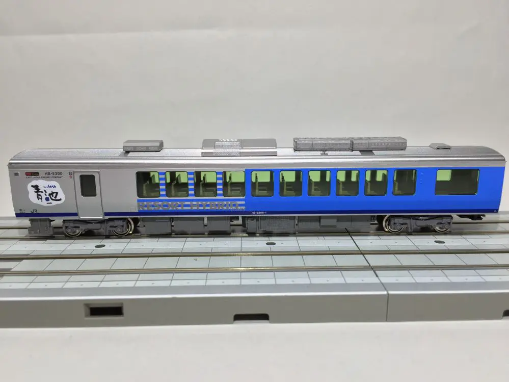 HB-E300系「リゾートしらかみ」（青池編成）入線です。KATO 10-1367 4