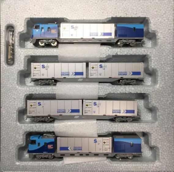 KATO M250系スーパーレールカーゴ（新デザインコンテナ）が入線です