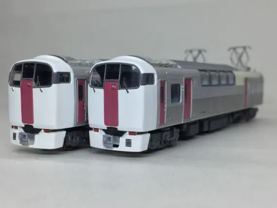 215系 1次形「湘南ライナー」が入線いたしました。 マイクロエース