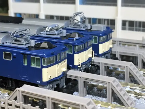 EF64 1001とEF64 1028の復活国鉄色セットが入線です。TOMIX 98990