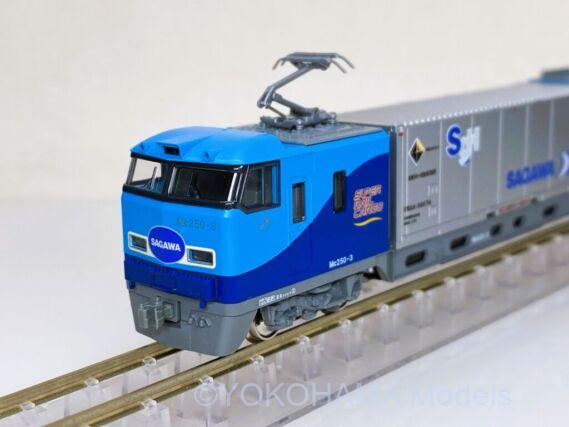 KATO M250系スーパーレールカーゴ（U50Aコンテナ積載）が入線です。10