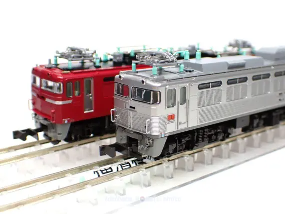EF81 300 JR貨物更新車（銀）が入線です。KATO 3067-3 スロットレス