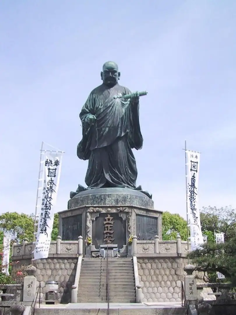 日蓮聖人銅像 | 観光スポット一覧 | 【公式】福岡市観光情報サイト よ