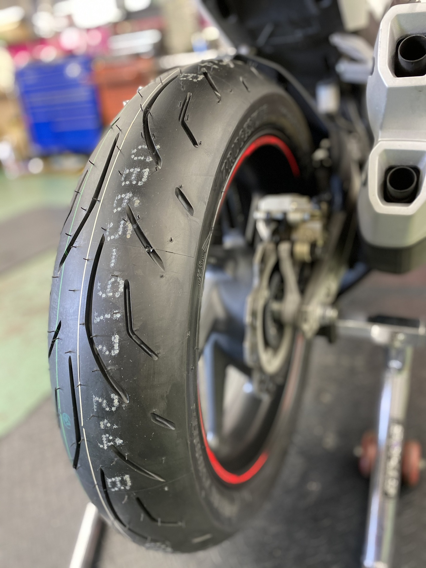 HONDA CBR250RR TS100H タイヤ交換 - NAPS-ON マガジン