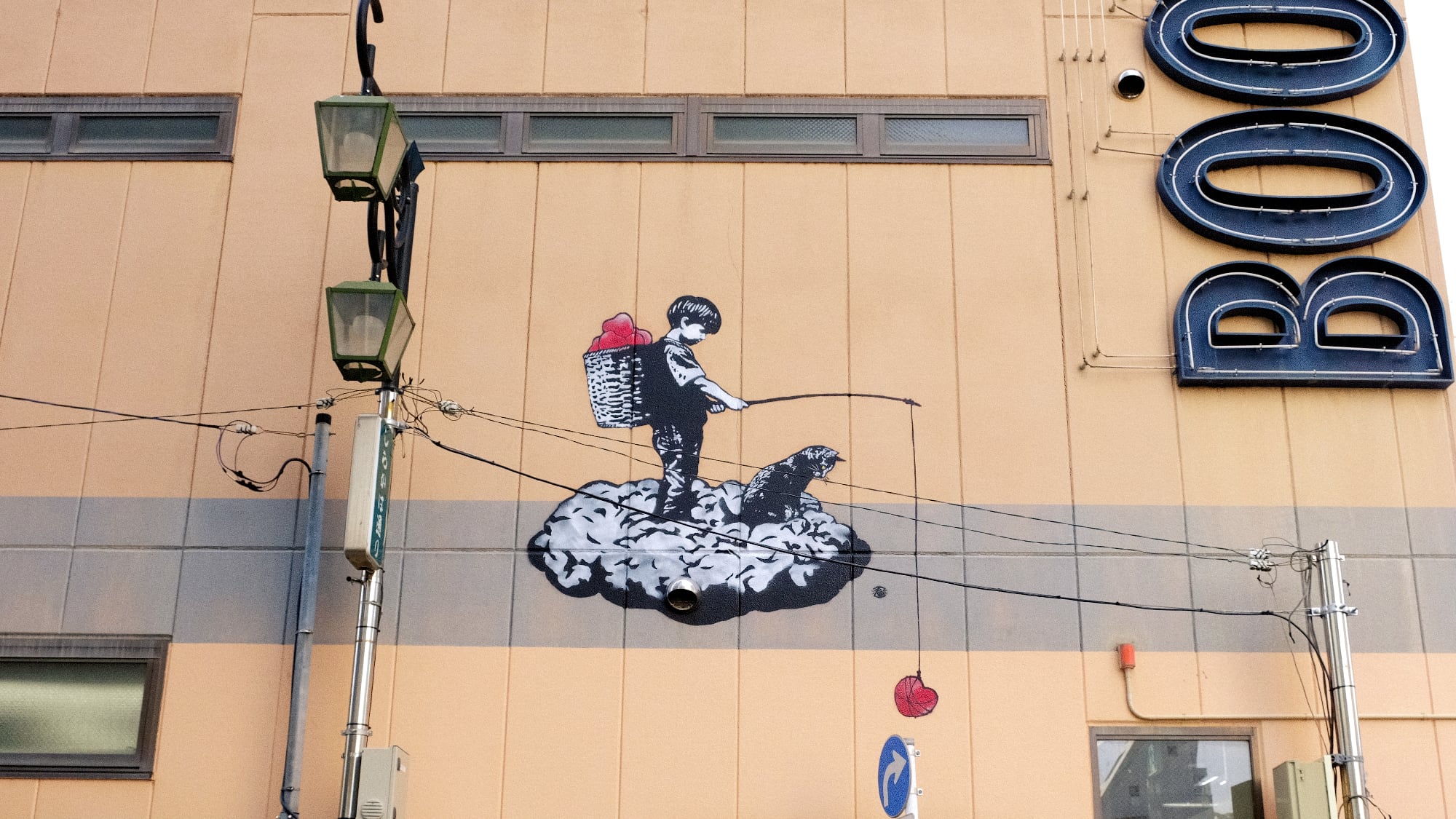 作品解説】ステンシル壁画（HYKRX）｜自由が丘・不二屋書店に描かれた