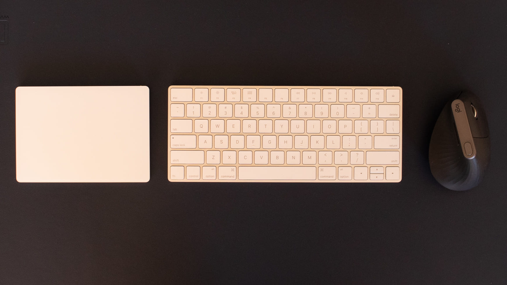 Magic Trackpad 2+Magic Keyboard 2+マウス、あと4Kディスプレイ