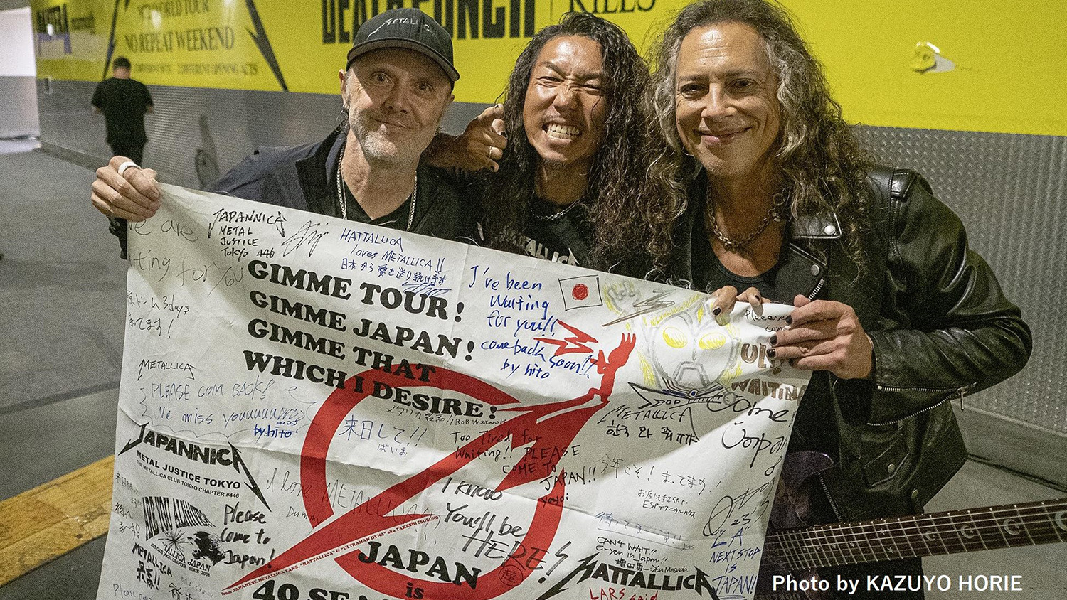 HATTALLICAがメタリカのメンバーに来日祈願フラッグを手渡し