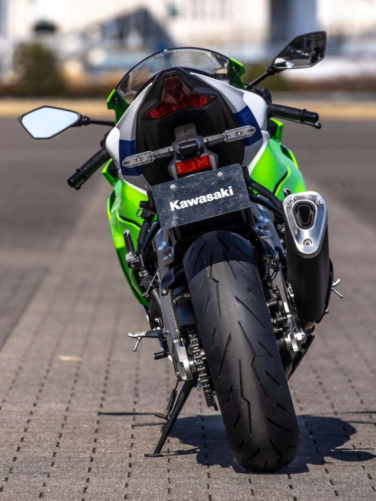 トップガンの赤黒＆ZXRカラー!! カワサキの「ニンジャ」40周年記念