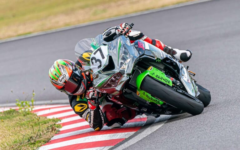 ym2106-097-kawasaki-ninja-