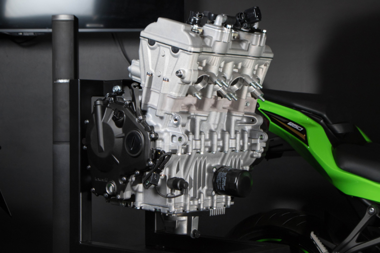 カワサキ ニンジャZX-25R「世界一の超高回転エンジンを手の内に収める