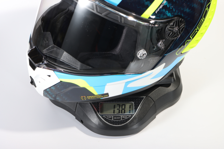 サーキットで鍛え抜かれたリアルカーボンヘルメットTHUNDER C GP