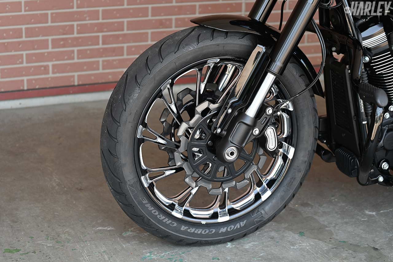 HD FXL RSTフロントホィール撤去品純正品になります。