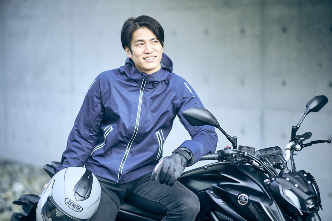 一着で急な雨天走行から街歩きまで快適! ワイズギアからスポーティな春