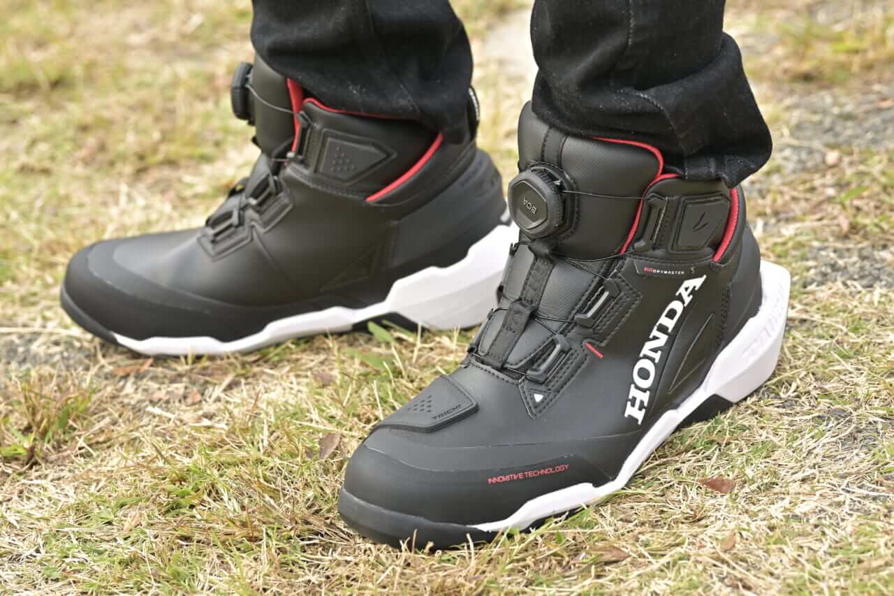 Honda×RSタイチ ドライマスターアローシューズ】厚いソールが特徴的な