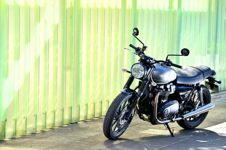 正調クラシック・トライアンフ「スピードツイン900」の意外な優しさと