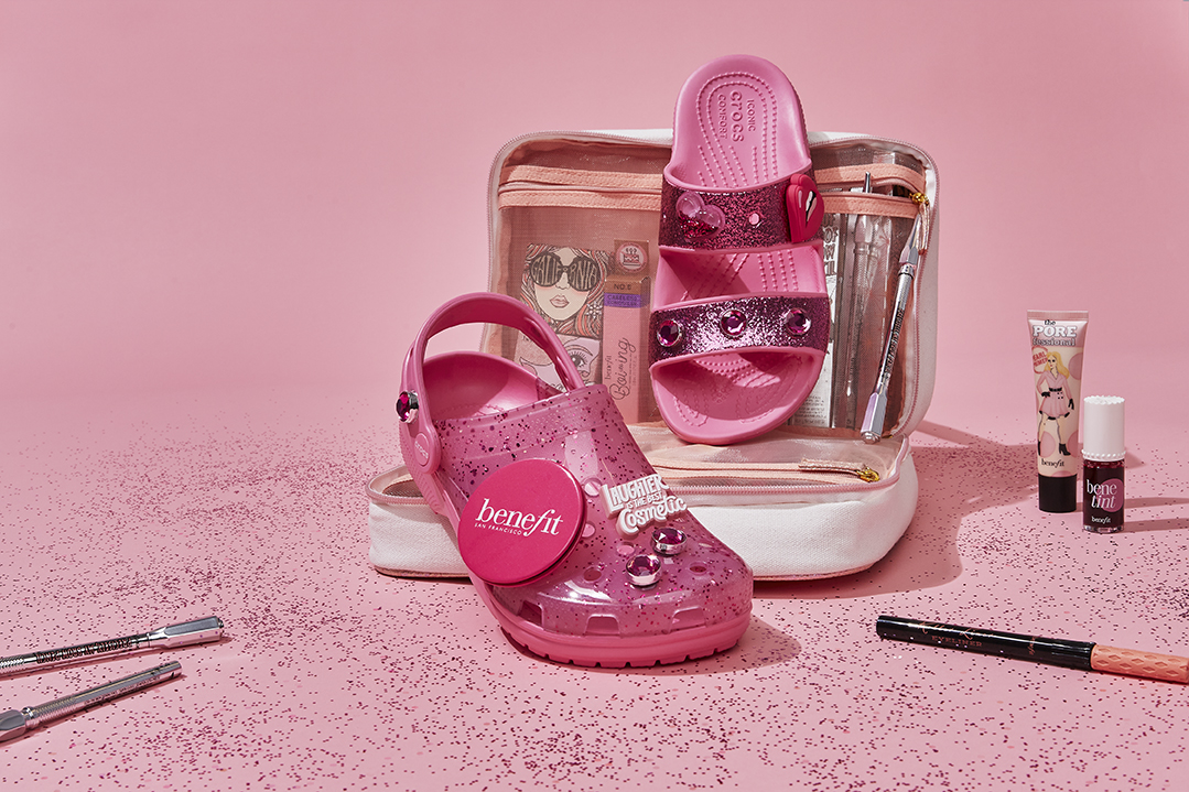 クロックスがピンク可愛い世界観に！ ベネフィットとのコラボの