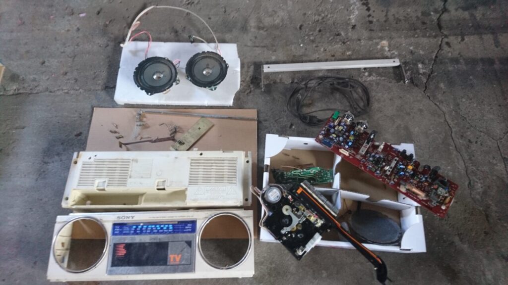 野外放置で雨ざらしのSONY製ラジカセ『CFS-V5』を分解してみた！ | よ