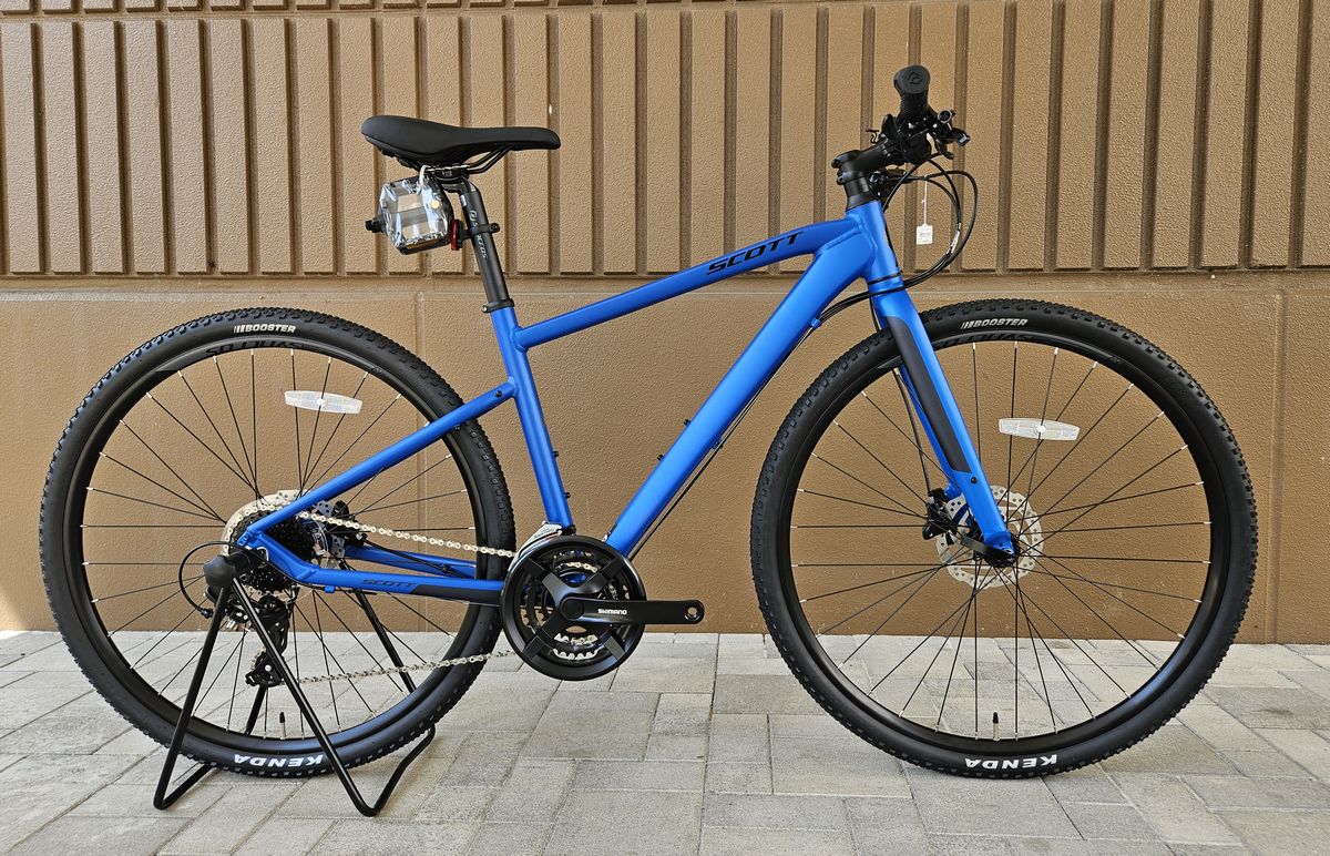 SCOTT】太めタイヤのクロスバイクがお求めやすく！今ならスタンドも