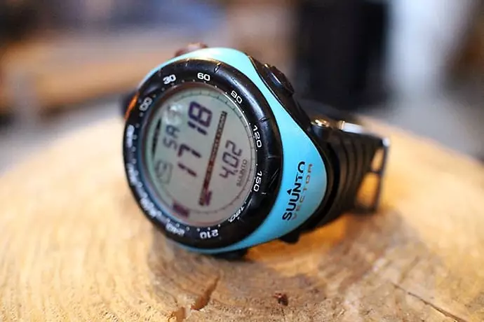 登山用時計スント ベクター限定色 山好きの仲間入りを感じるアウトドア