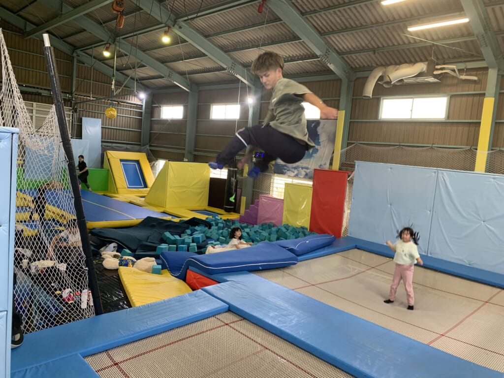 オフシーズンの新しい楽しみ方！トランポリンで養う、スキー