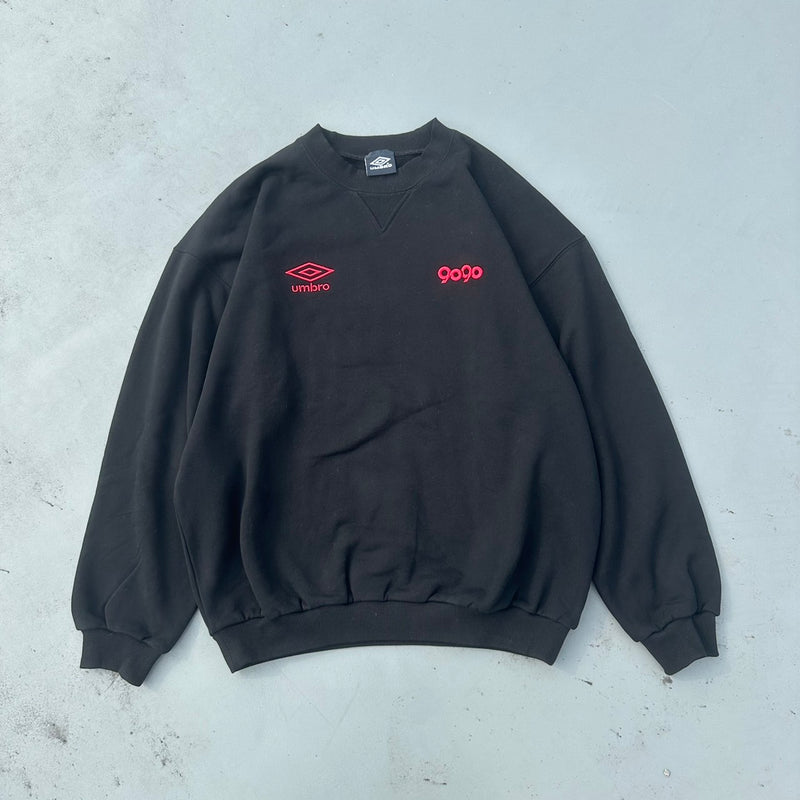 9090 × UMBRO TWO LOGO CREWNECK SWEAT – YZ