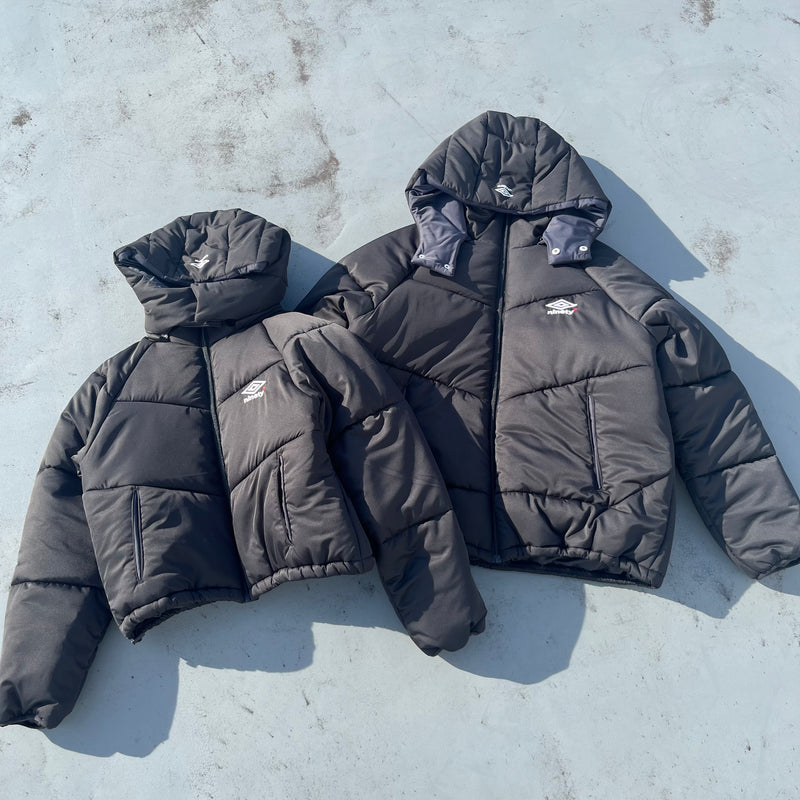 9090 × UMBRO REMOVABLE HOOD PUFFER JACKET (scheduled to be shipped