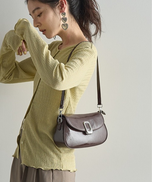 THE Yon ショルダーバッグ バッグ ニュアンスバックルパテントフェイク