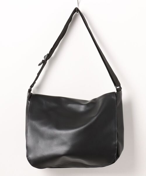 SPINNS（スピンズ） ショルダーバッグ 「A4収納可能」合皮フラップ