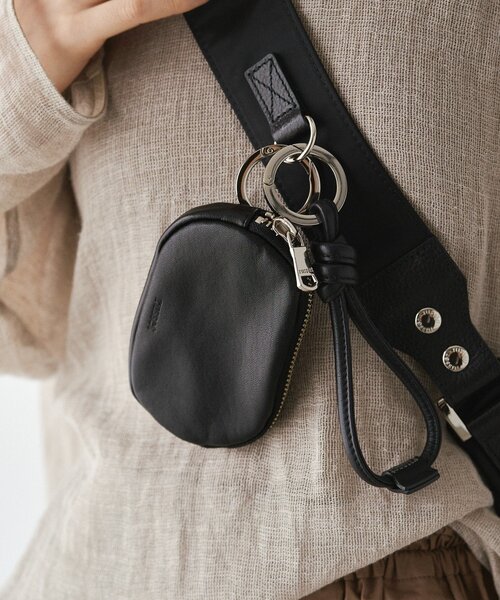 russet（ラシット） チャーム ソフトレザーカラビナ付き横長ポーチ