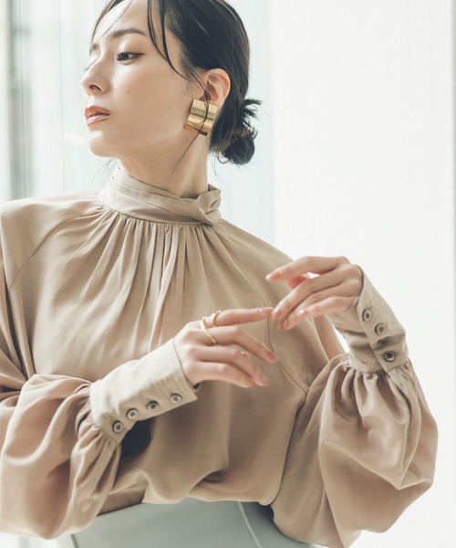 anuans（アニュアンス） ブラウス シャツ クロスネックボリューム