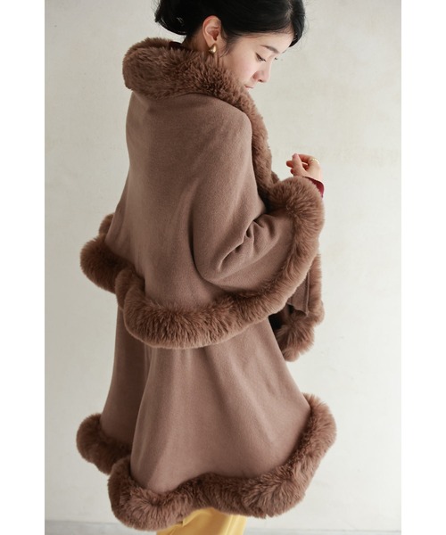 cawaii ポンチョ サッと羽織れるラグジュアリー。フェイクファーケープ