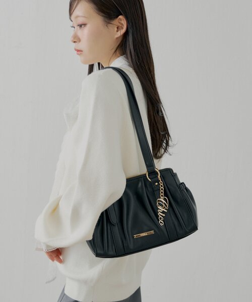 Chico（チコ） ボストンバッグ チャーム付きタックデザインボストン