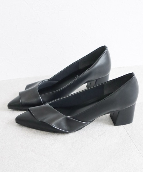 フリル付き黒ポインテッドトゥフラットシューズ オッフェンの靴 フリル