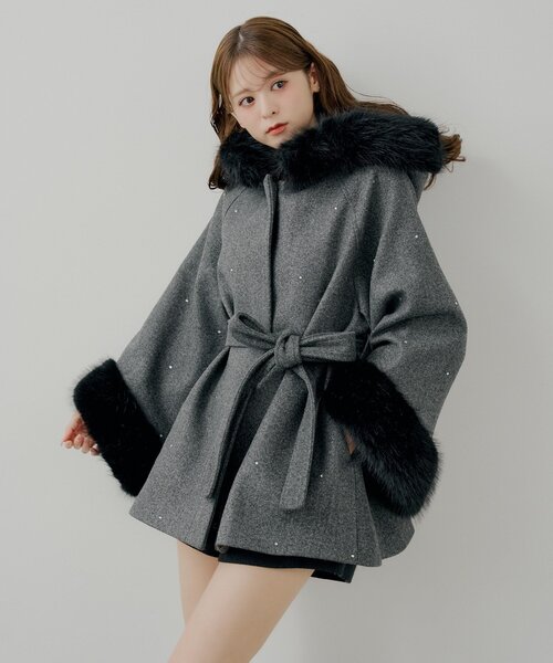 Chico（チコ） ポンチョ ビジュー付きファー襟ケープコート レディース