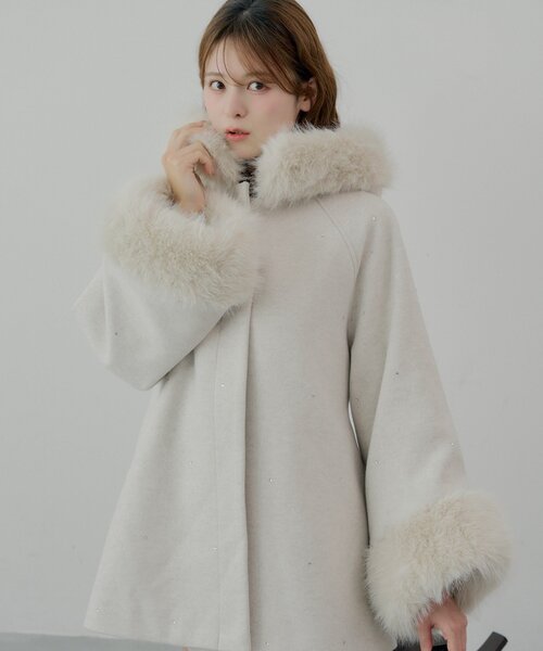 Chico（チコ） ポンチョ ビジュー付きファー襟ケープコート レディース