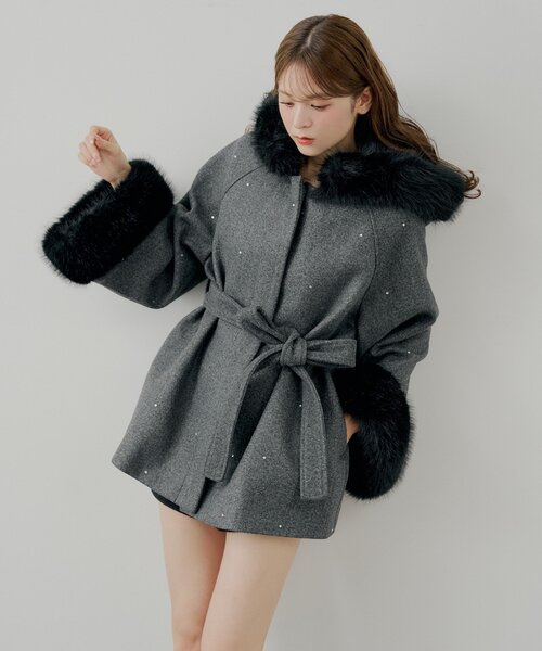 Chico（チコ） ポンチョ ビジュー付きファー襟ケープコート レディース